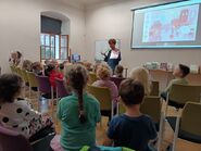 Ester Stará v lounské knihovně